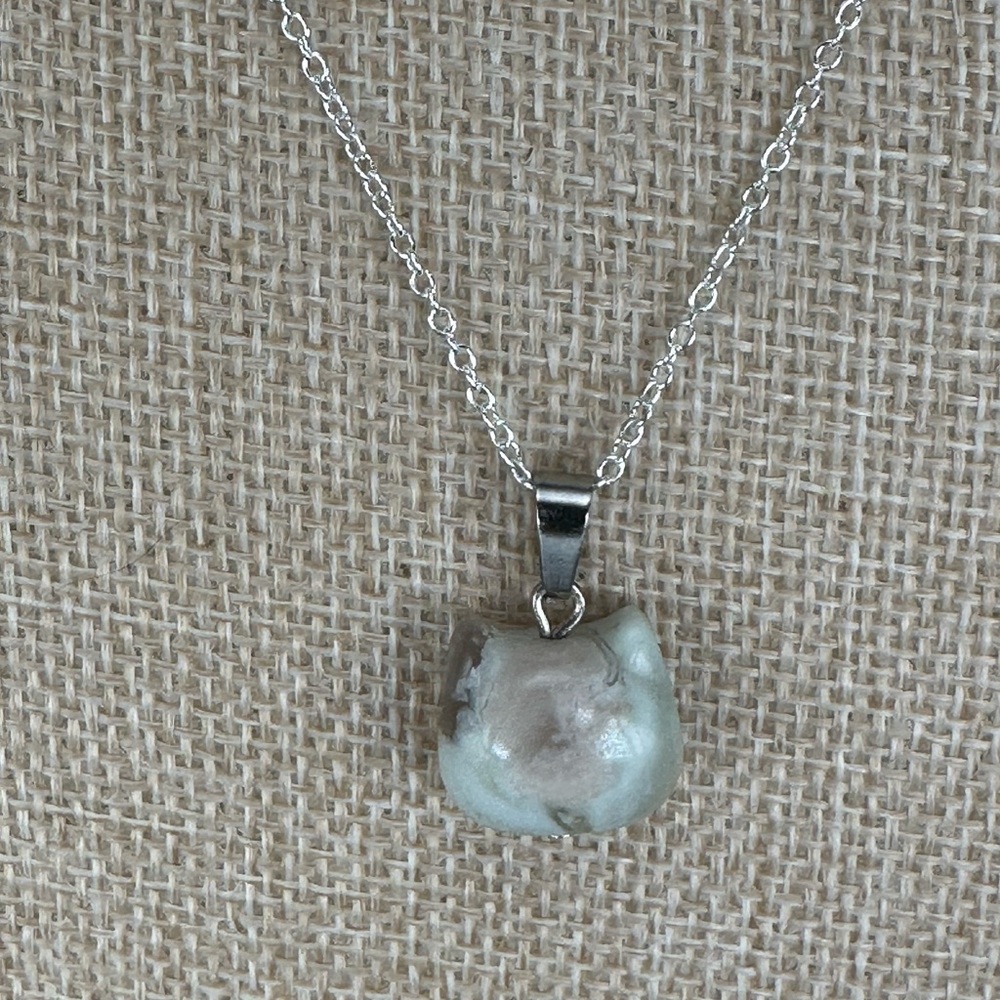 Green Flower Agate Cat Head Bead Pendant on Silver Box Chain - Picture 3 of 12
